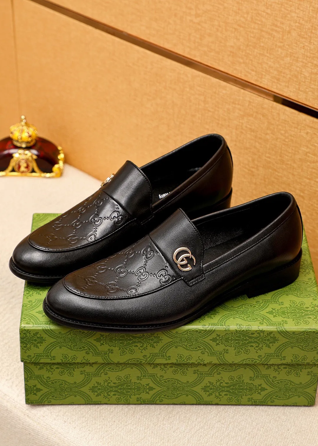 Men's shoes 💰400 💐 Product trademark: GUCCI "Gucci" casual leather shoes Regular size: 39-44 (38.45.46🉑️Customized) Product materials: Selected imported first-layer calfskin embossed upper + luxury hardware buckle, imported 🐑 sheepskin lining. Strong three-dimensional visual effect, original combination outsole Color: 1⃣️color optional